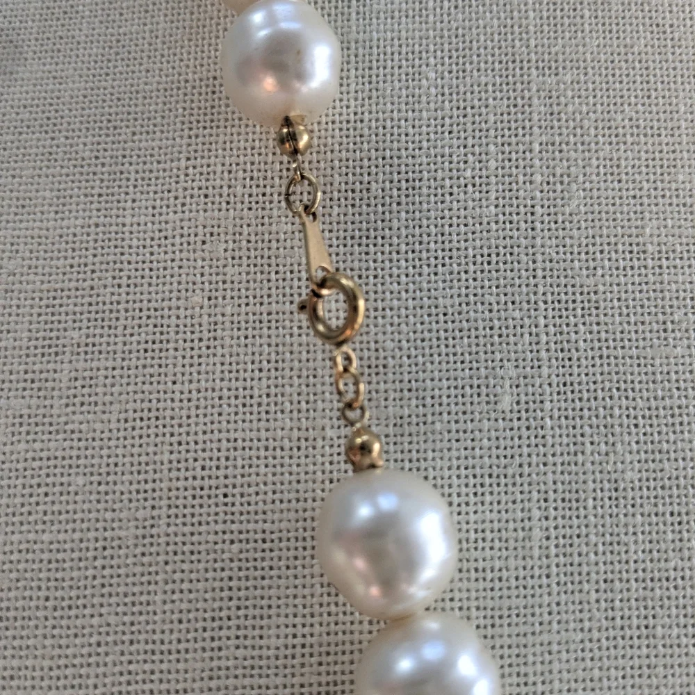 Beautiful Vintage Faux Pearl Long Necklace With Dark Red And Green Accent Beads - Picture 5 of 5